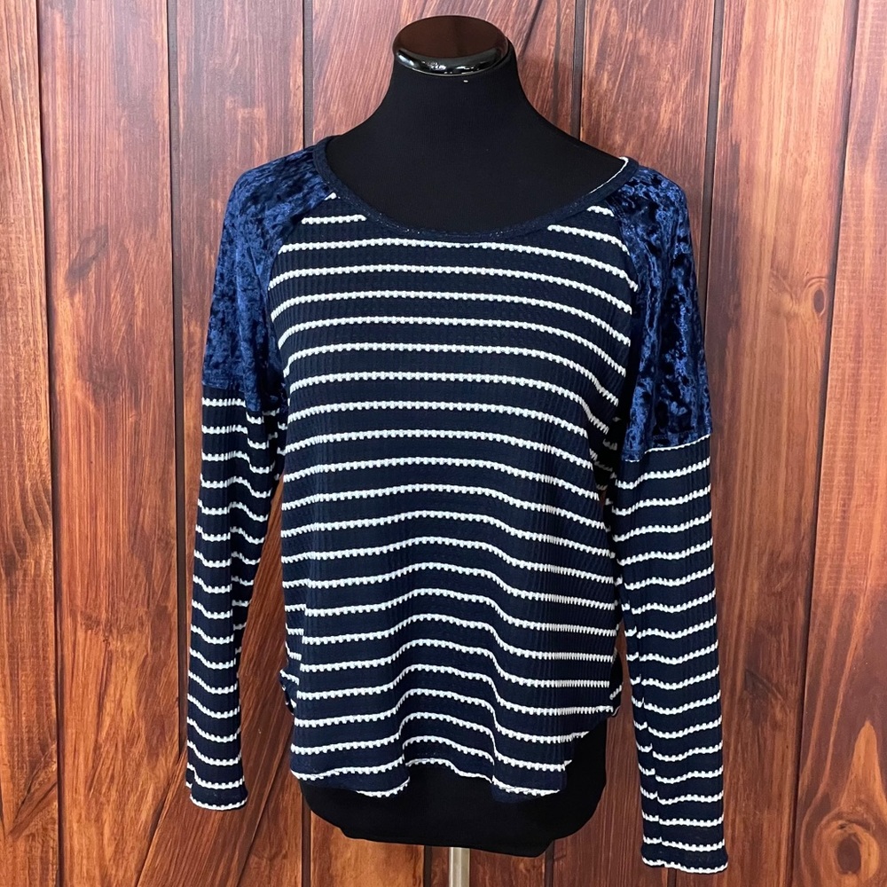 NWT Amelia James Waffle Knit Velvet Shoulders